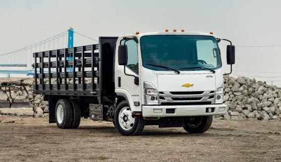 Un camion avec aménagement de parc GM Envolve stationné seul à l’extérieur par une journée ensoleillée.