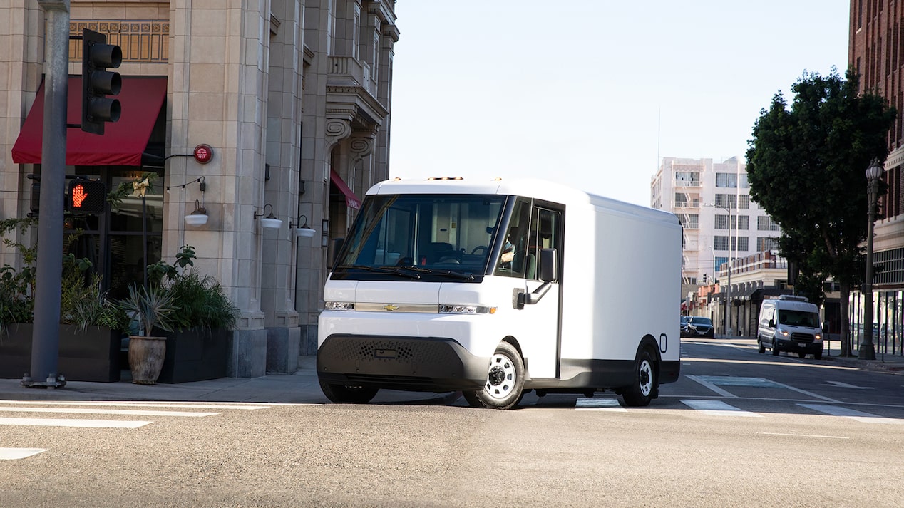 Un véhicule électrique GM Envolve BrightDrop en mouvement en ville.