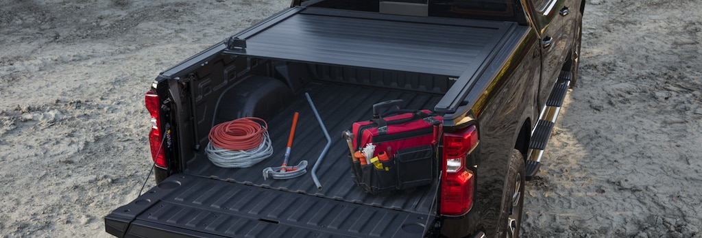 Des outils et de l’équipement sont entreposés dans la caisse couverte d’un véhicule de Parcs GM.