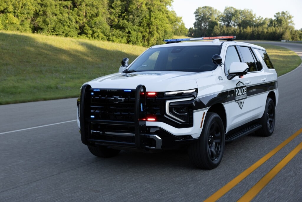 Chevrolet Tahoe PPV roulant sur la route.