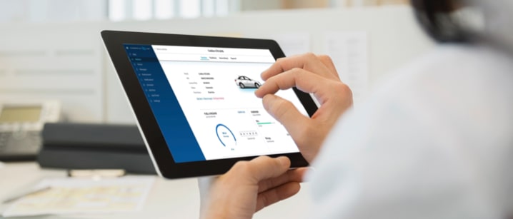 Une personne utilise Solutions d’entreprise OnStar sur sa tablette.