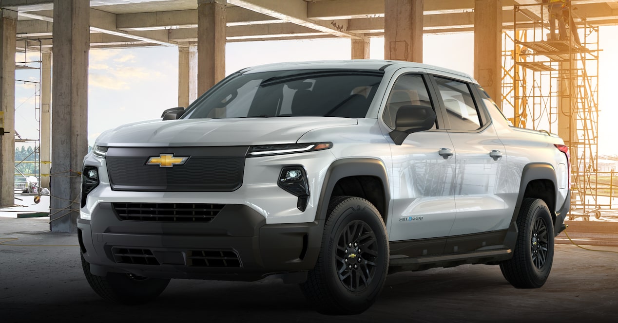 The first-ever all-electric Chevrolet Silverado EV of GM Envolve parked at a construction site.