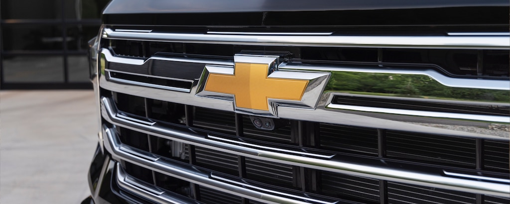 Vue rapprochée de l’emblème Chevrolet sur la calandre du camion Chevrolet Silverado HD 2024.