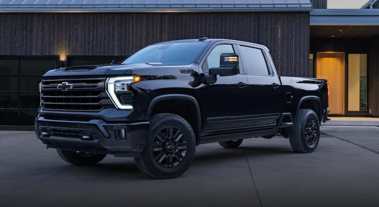 Camion Chevrolet Silverado HD 2024 stationné devant une maison moderne.