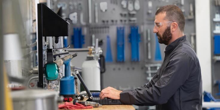 a mechanic looking up GM parts