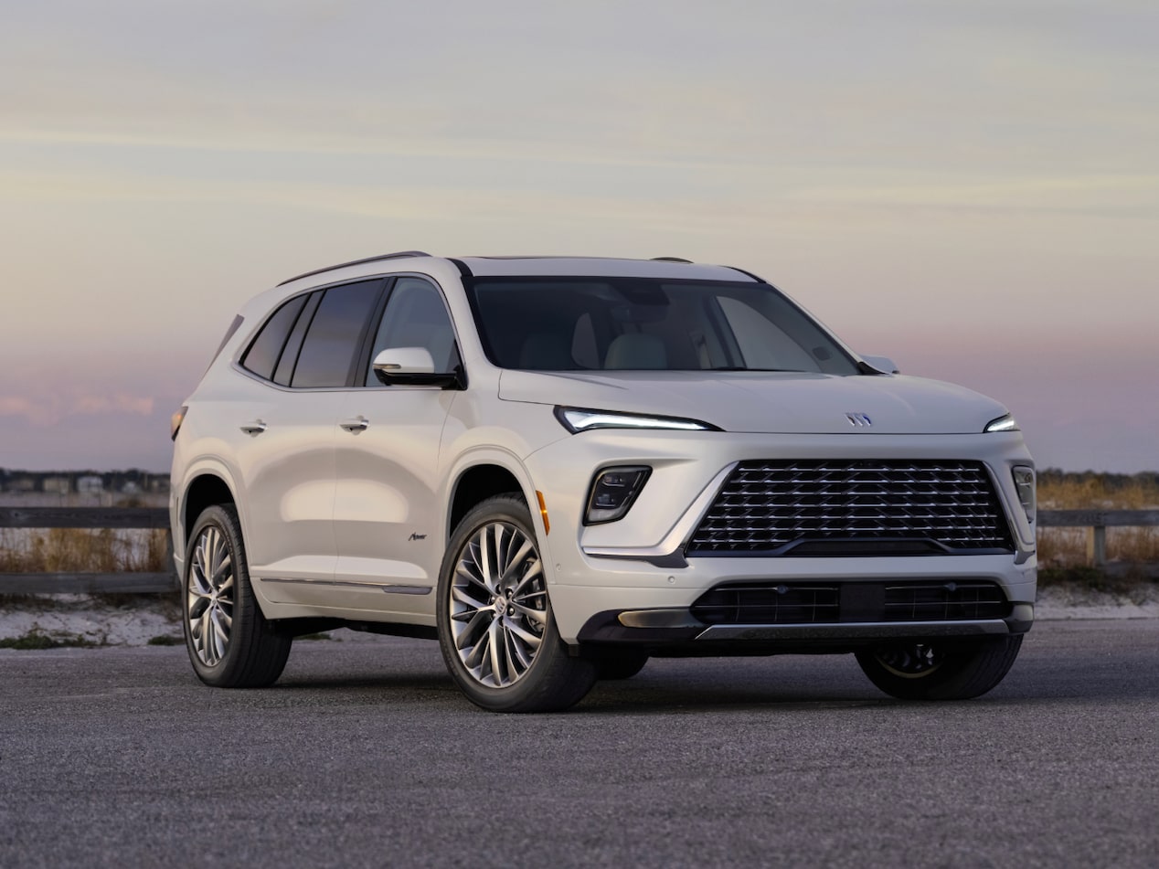 Right-facing view of the 2024 Buick Enclave