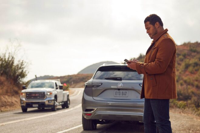 A person trying to contact an OnStar advisor through his smartphone to ask for Roadside Assistance on his vehicle.